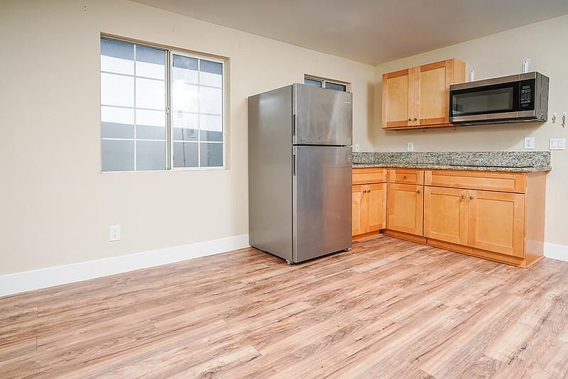 1st image of 4833 Auburn Dr