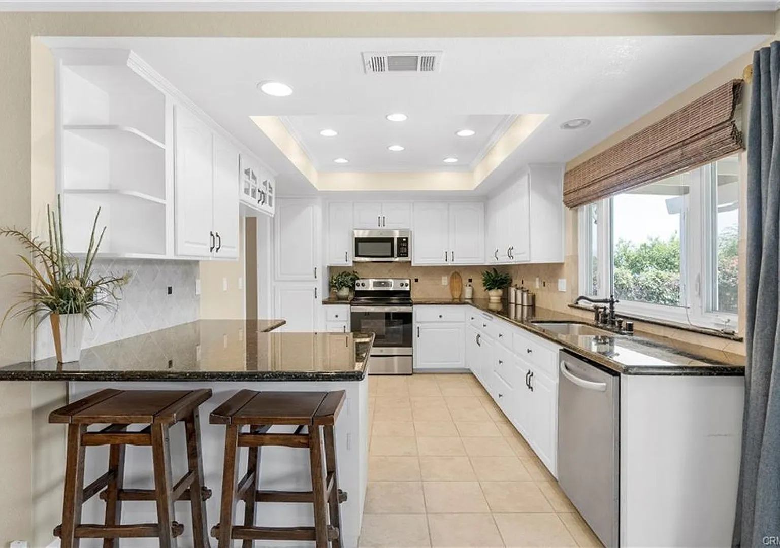 Single-Level home in Canyon Crest for rent — Photo 4
