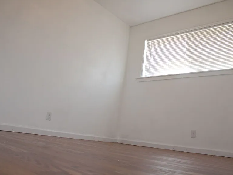 2515 Manchester Ave — Photo 11