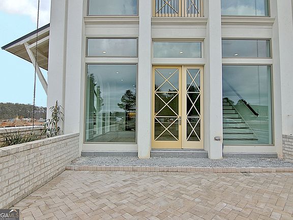 3rd image of 640 Heatherden Ave