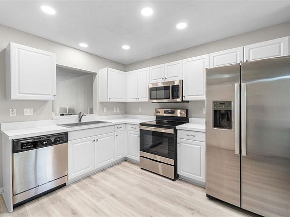 4th image of 2636 SW 35th Pl Unit 13