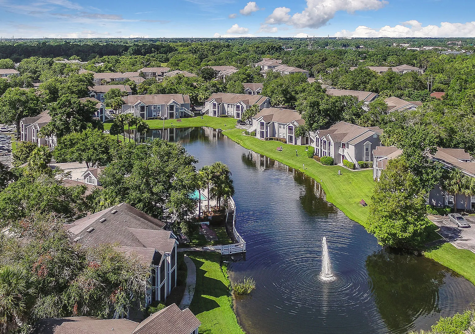 Colonial Pointe Apartments — Photo 4
