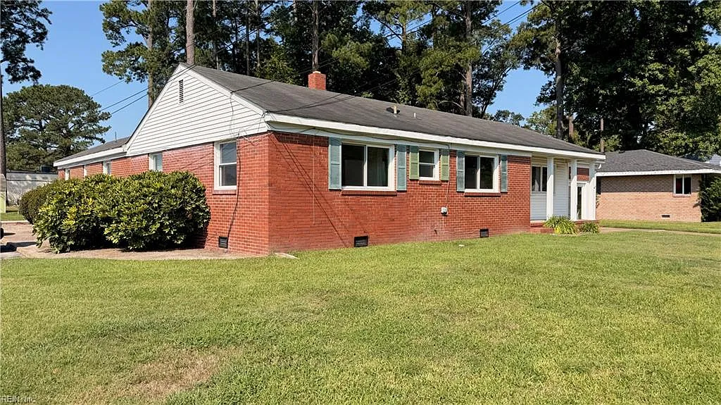 4 bed, 2.5 bath, 2300 sqft, $2,400 — Photo 3