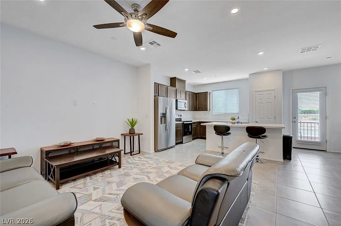 3 bed, 2.0 bath, 1221 sqft, $1,995 — Photo 1