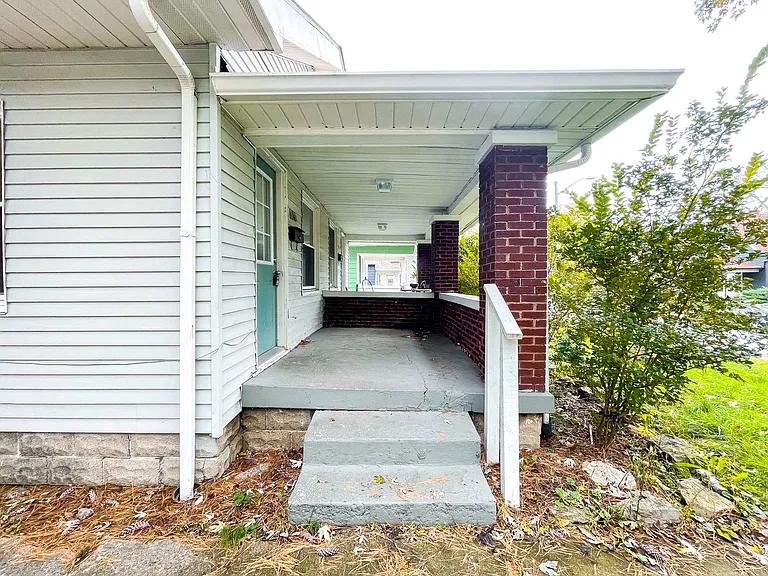 1126-1128 E Bradbury Ave — Photo 2