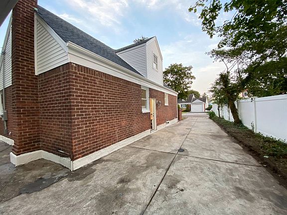 4th image of 200 S King St