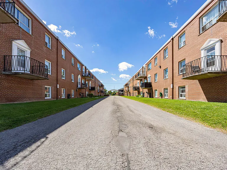 840 Dundas St E — Photo 11