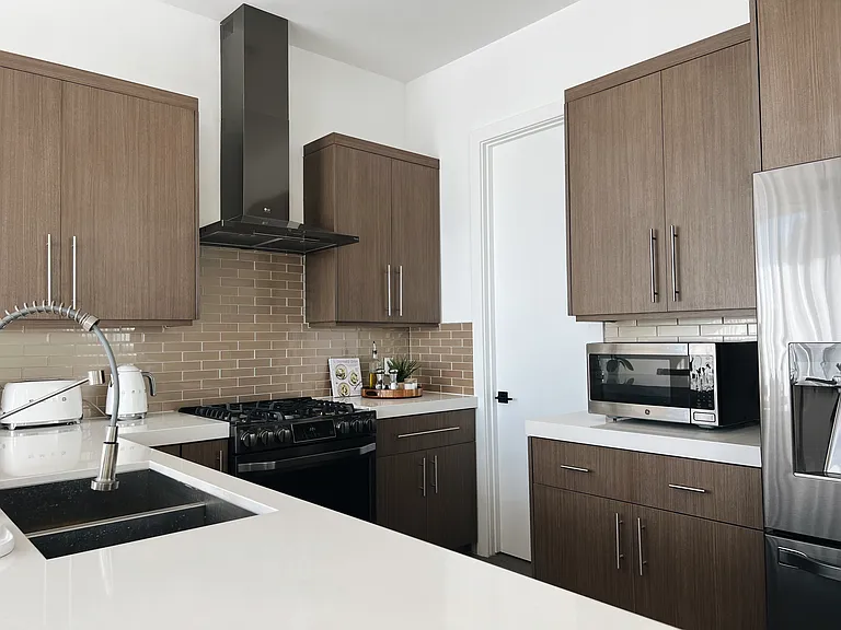 3226 W Robinson Ln — Photo 3