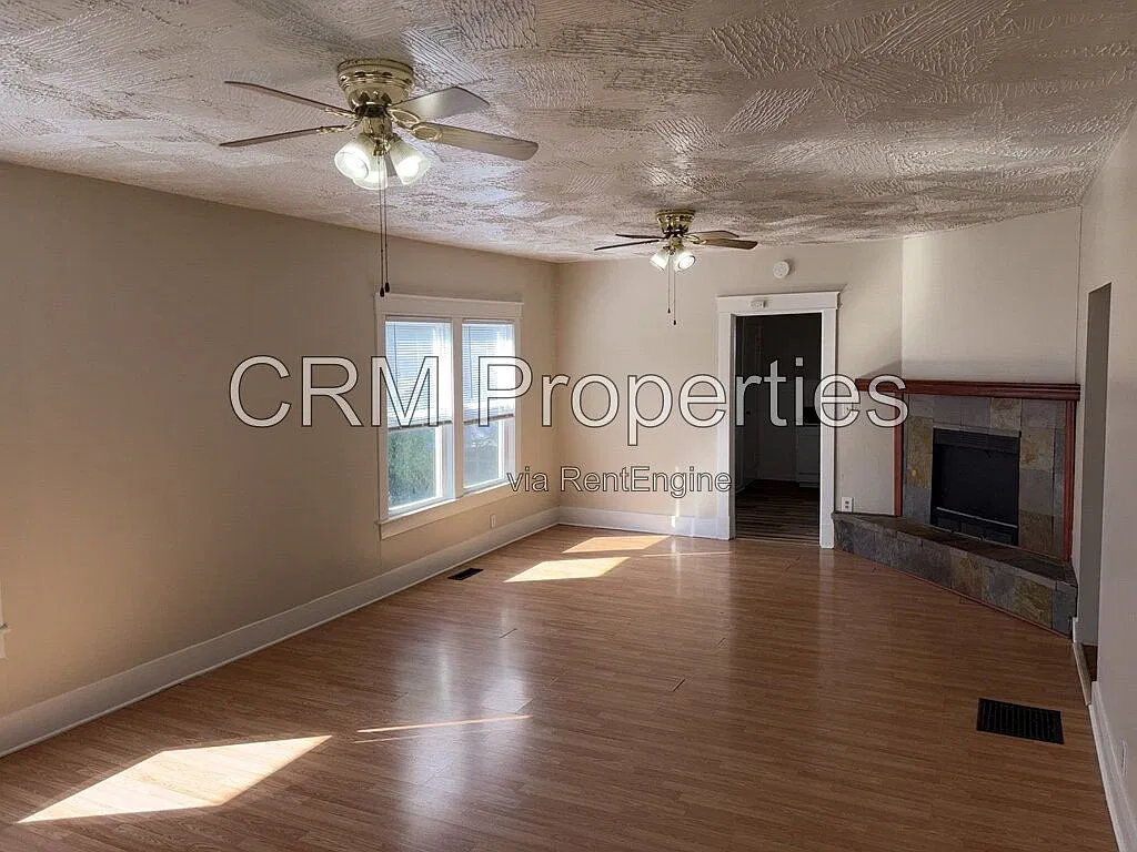 3 bed, 1.5 bath, 1223 sqft, $1,050 — Photo 2