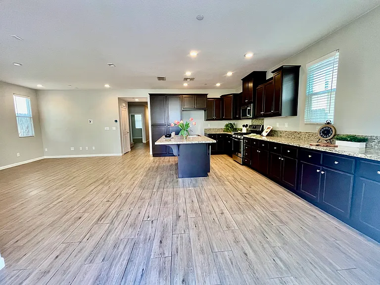 1613 Viburnum Ln — Photo 4