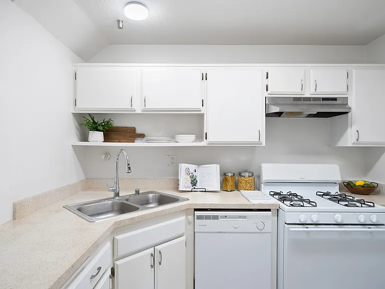 220 W Truslow Ave — Photo 11