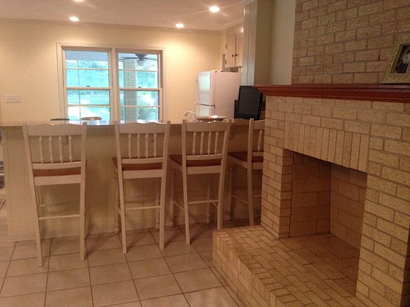 5th image of 403 Vivian St