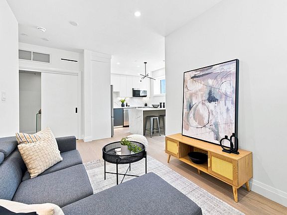 4th image of 6164 Granville St