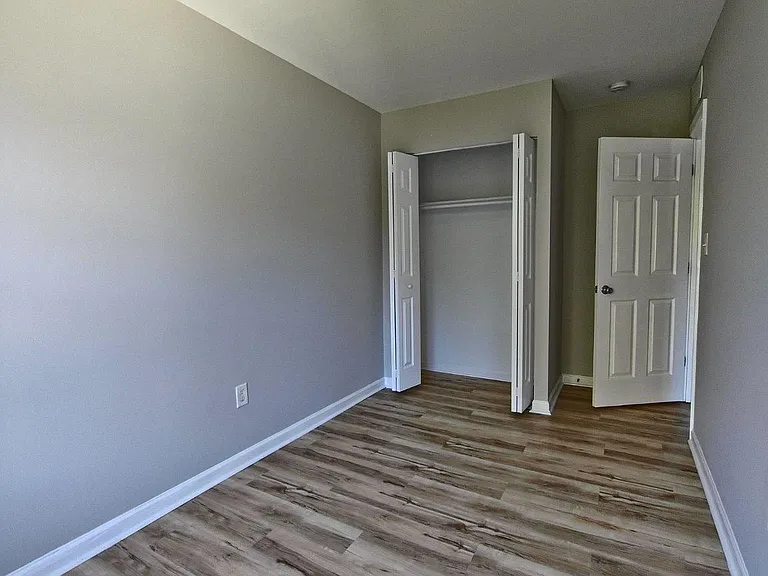 546 Wellington Ct — Photo 12