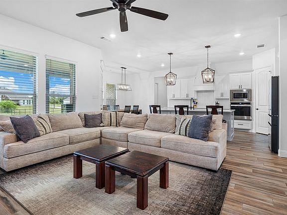 3rd image of 341 Oak Meadow Ln