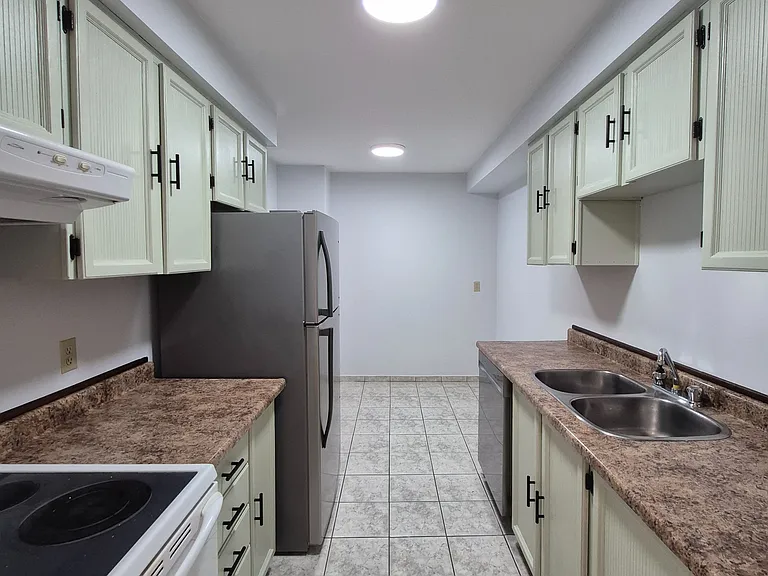 77 Colleen St — Photo 14