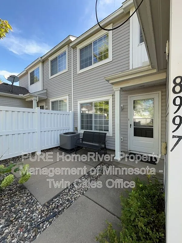 2 bed, 1.5 bath, 1328 sqft, $2,045 — Photo 2
