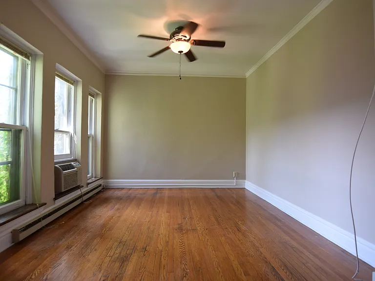 Greystone Court Apartments — Photo 12