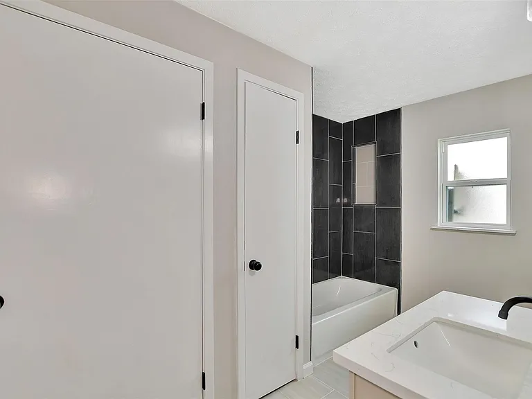704 Teabury Ave — Photo 25