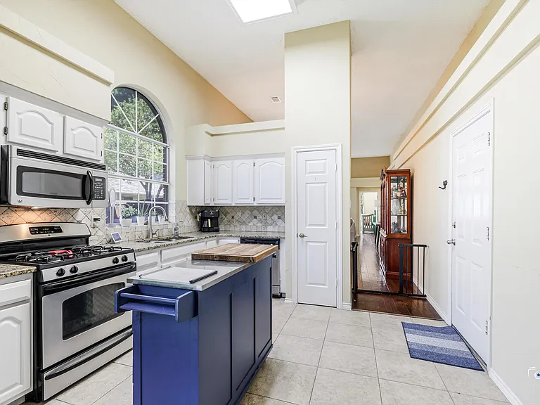 9921 Bordeaux Ave — Photo 11