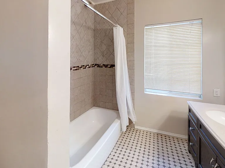 5 Bed / 3 Bath on Rockford Dr (Large Rooms & Backyard) Walk to Campus!! — Photo 8