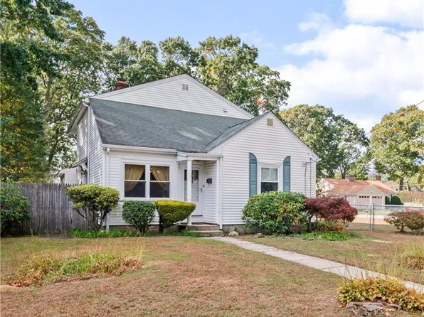115 Riverside Dr E, Riverside, RI 02915