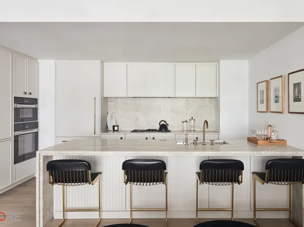 310 East 86th Street 8D image 2 of 19