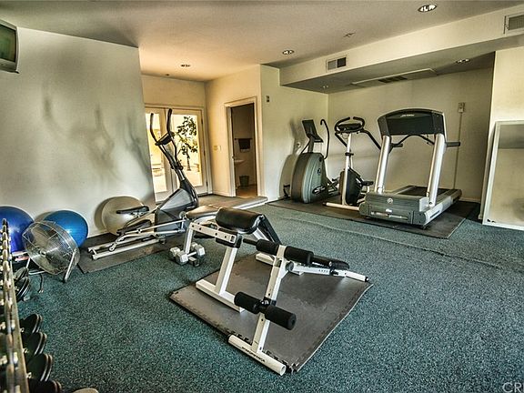 5th image of 12407 Moorpark St APT 202