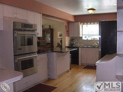 Huge Storage-Filled Kitchen_4.JP