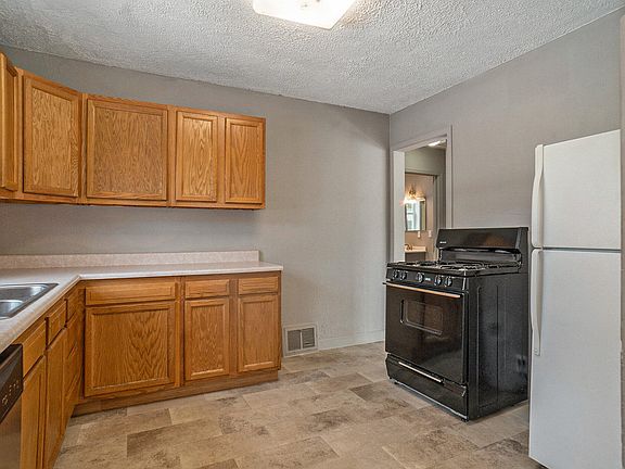3rd image of 136 Campbell Ave