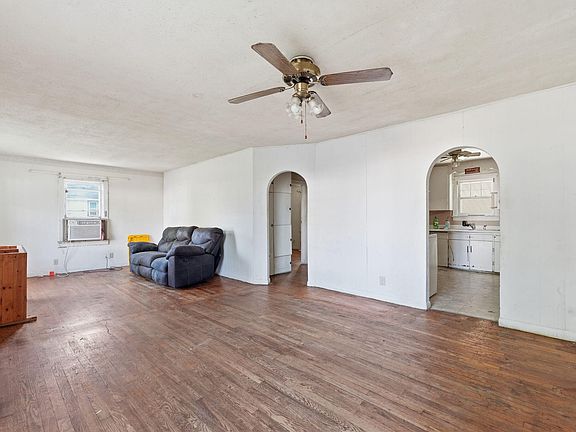 3rd image of 2303 N Farmer Avenue