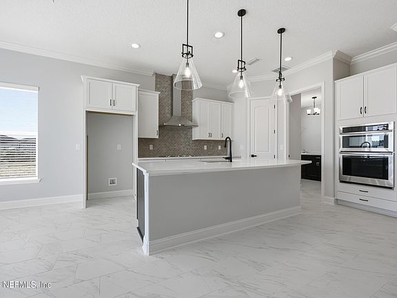 4th image of 810 OAKLAWN Court