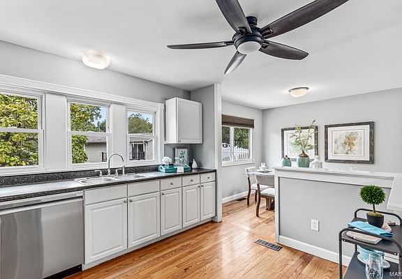 4th image of 742 Westglen Village Dr