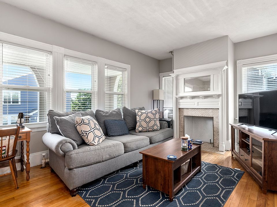 1st image of 27 Siren St #1