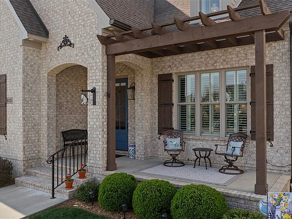 2nd image of 813 Commons Ln