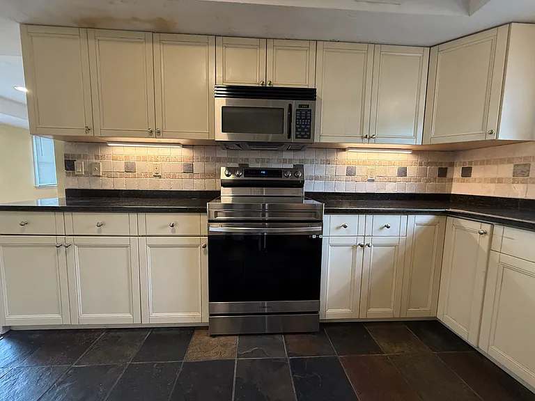 947 Washington St #2 — Photo 6