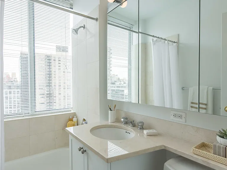 180 Riverside Blvd #510 — Photo 47