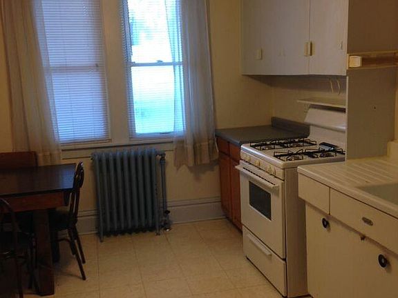 Large eat in kitchen with ceiling fan