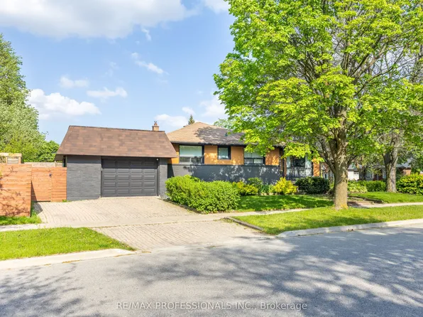 33 Brampton Rd, Toronto, ON M9R 3J3