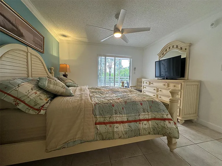 17801 N Bay Rd #212 — Photo 27