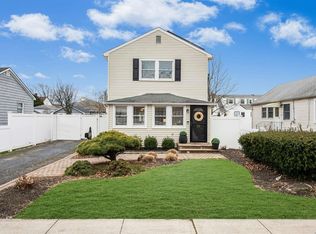 73 E Minerva Rd, Lindenhurst, NY 11757