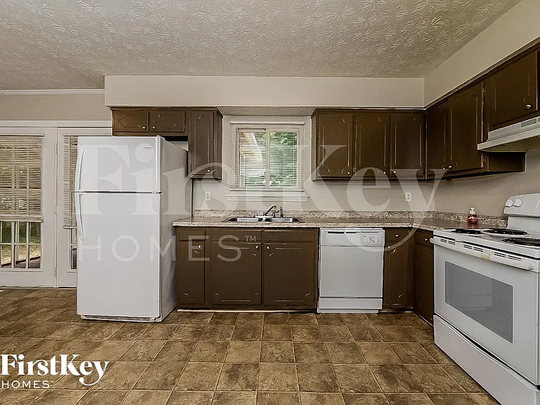 9075 Gatewood Dr — Photo 4