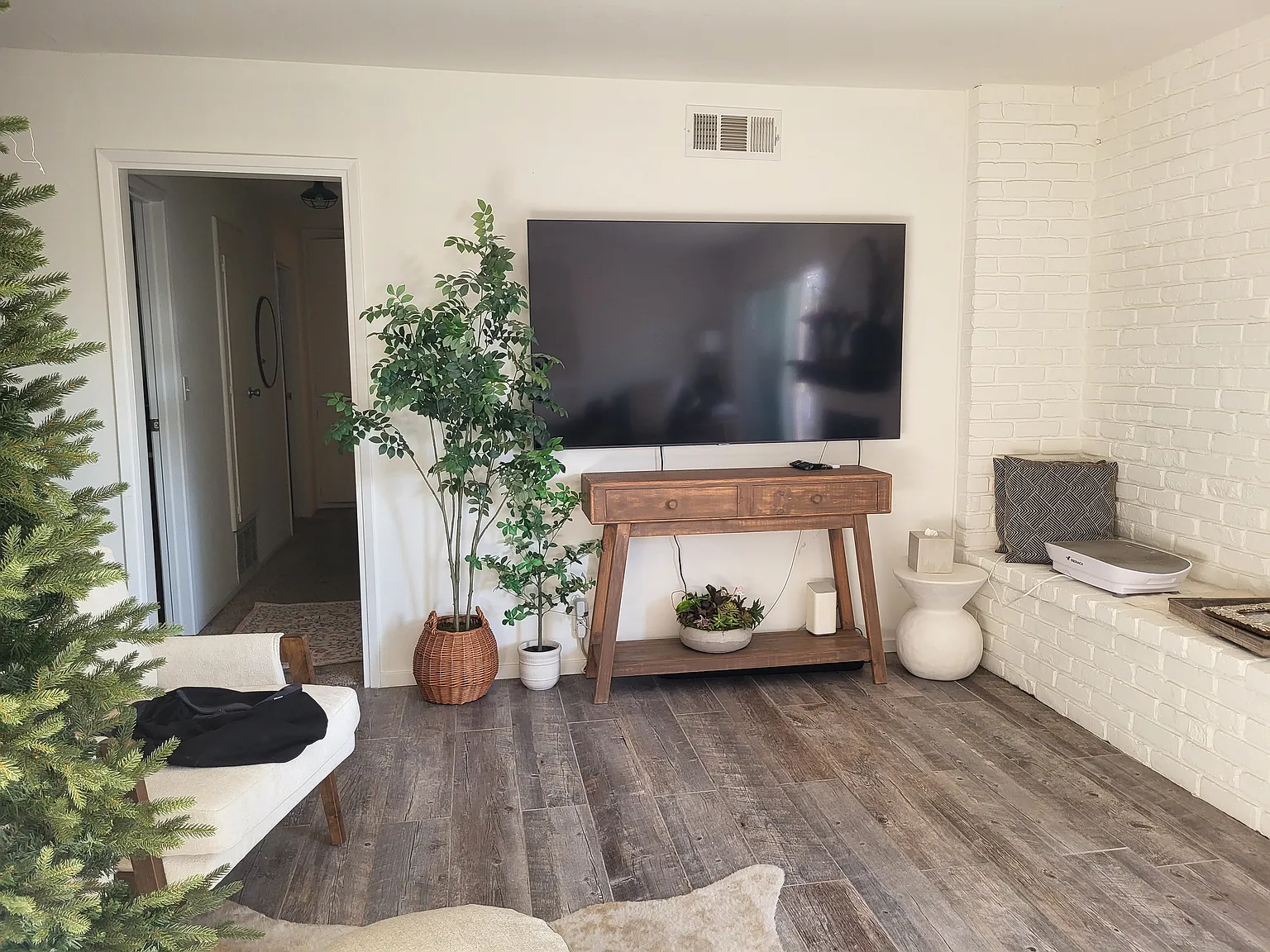 3 bed, 1255 sqft, $3,700 — Photo 3