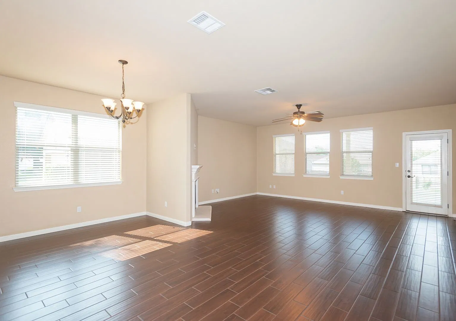 Three Bedroom home in the Legends Vista Community in Round Rock — Photo 3