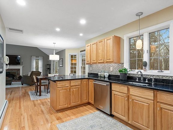 4th image of 20 Briarwood Dr