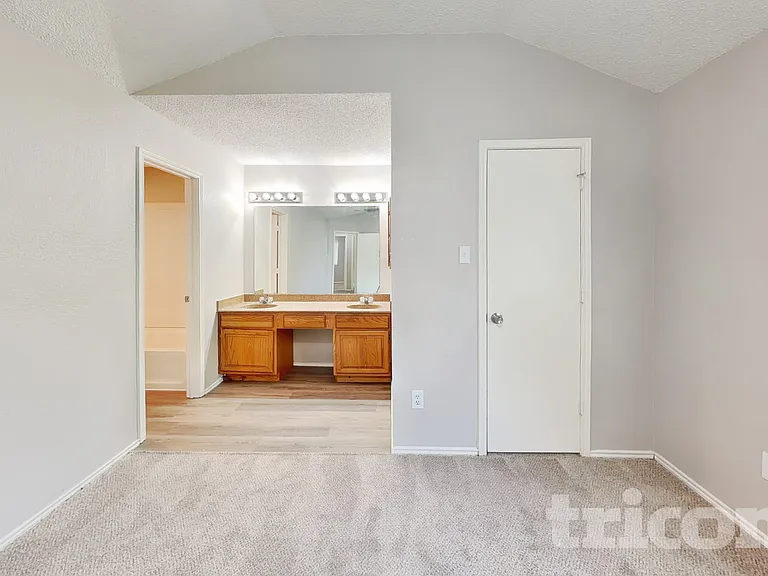 10008 Buffalo Grove Rd — Photo 8
