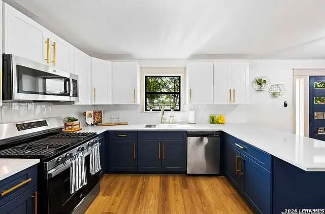 3 bed, 2.0 bath, 1276 sqft, $2,000 — Photo 4