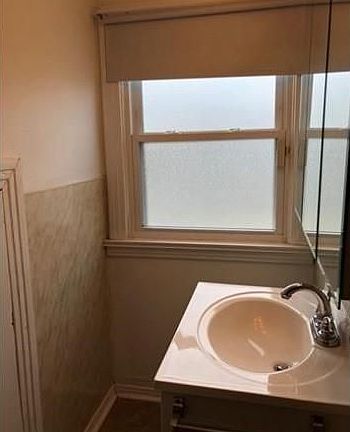 5th image of 202 Rose St