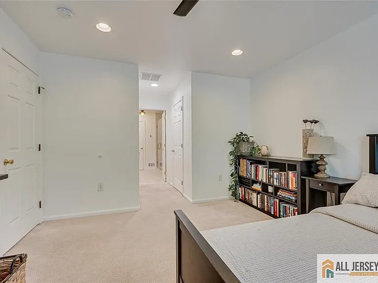 403 Somerset Ct — Photo 20