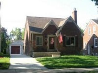 1443 Hampton Rd, Grosse Pointe Woods, MI 48236